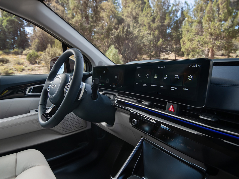 kia-carnival-panoramic-display